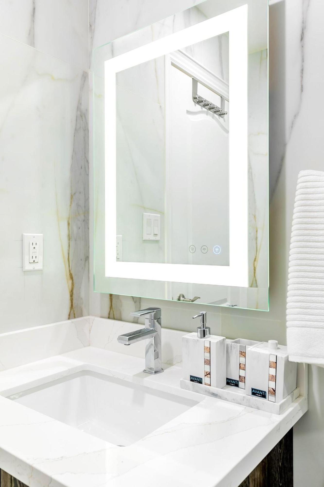 Modern Pet-Friendly Chinatown Apartment Τορόντο Εξωτερικό φωτογραφία