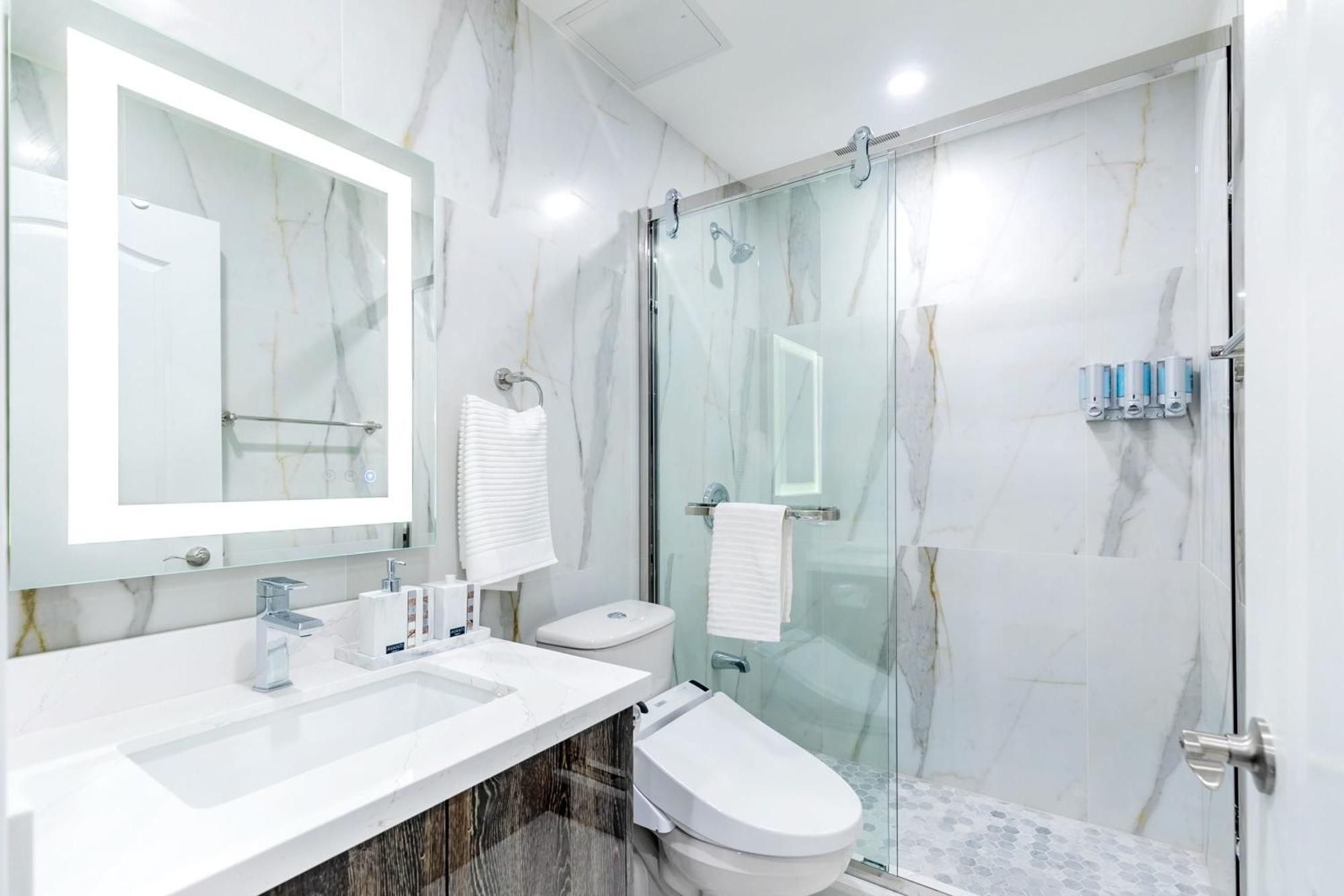 Modern Pet-Friendly Chinatown Apartment Τορόντο Εξωτερικό φωτογραφία